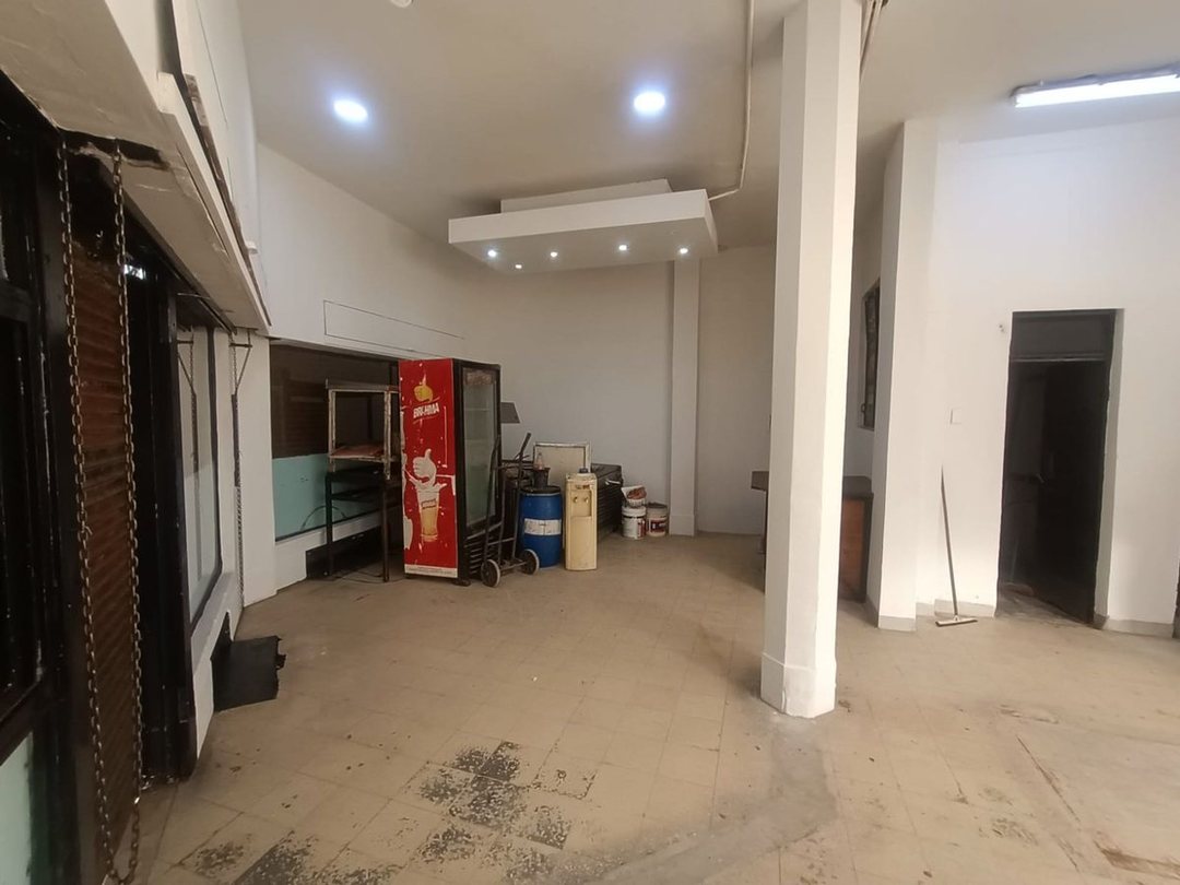 LOCAL COMERCIAL EN ESQUINA - CON SOTANO