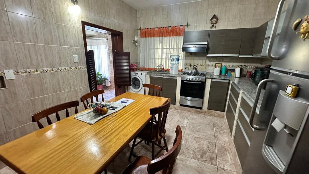 CASA EN VENTA 4 AMB. + DEPTO.  EN HURLINGHAM
