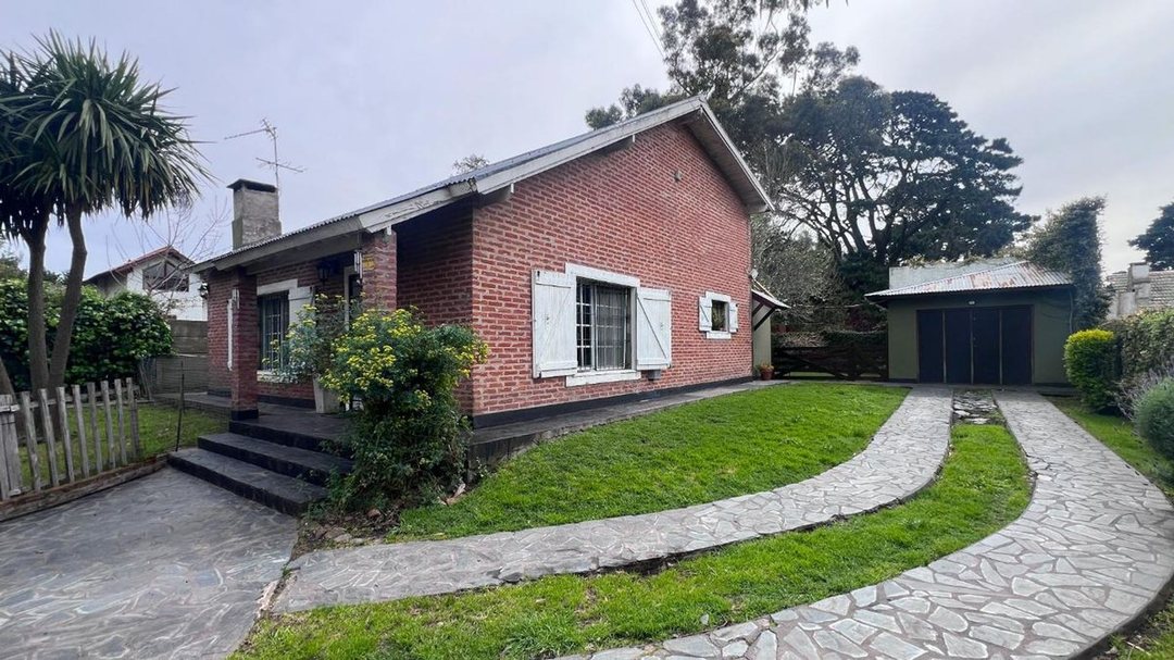 Venta casa 3 ambientes Acantilados con Parque