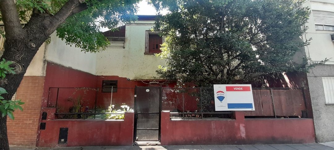 Venta casa con patio a reciclar o terreno Liniers.