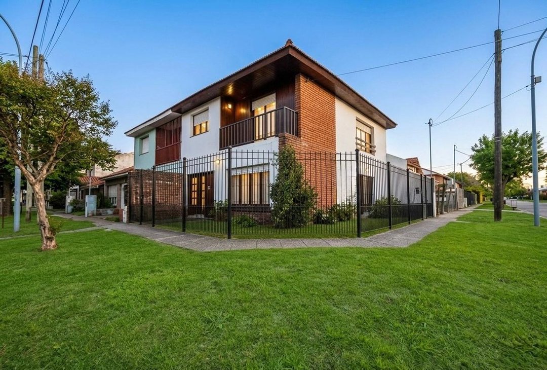 VENTA CASA EN PH– CON COCHERA, PATIO Y PARRILLA.
