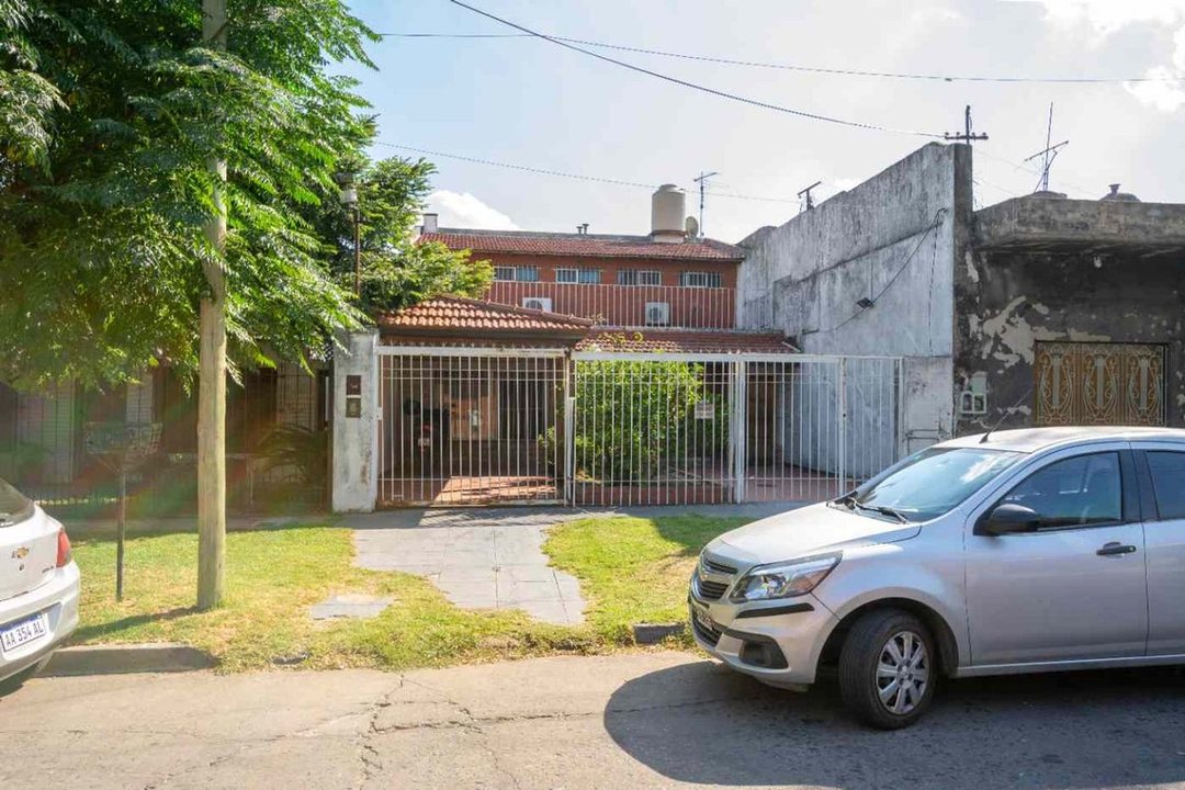 Casa multifamiliar con cochera y segunda vivienda