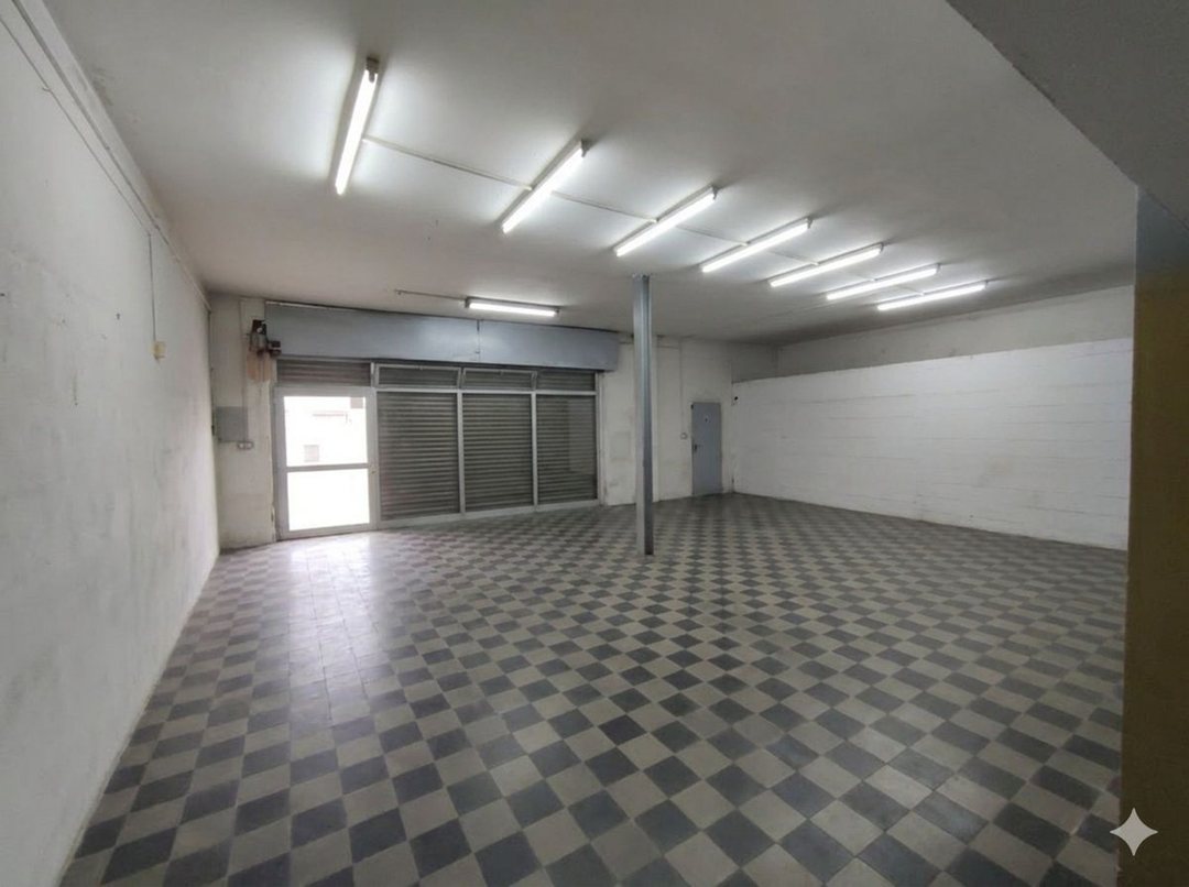 VENTA LOCAL TIPO SALON EN CALLE VELEZ SARSFIELD