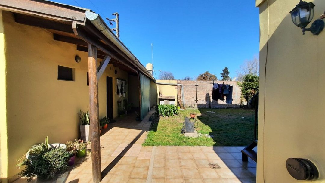 VENTA CASA Y DOS DEPARTAMENTOS TORTUGUITAS