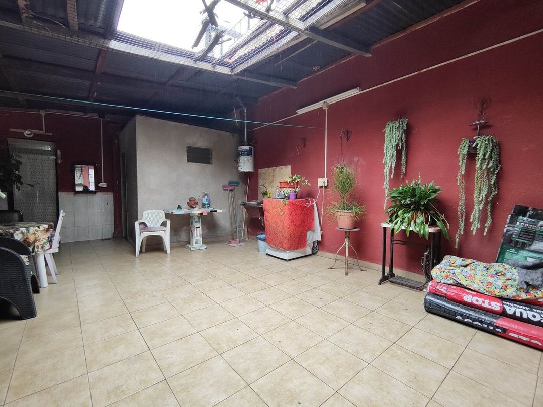 Venta Casa Pompeya con cochera y patio .