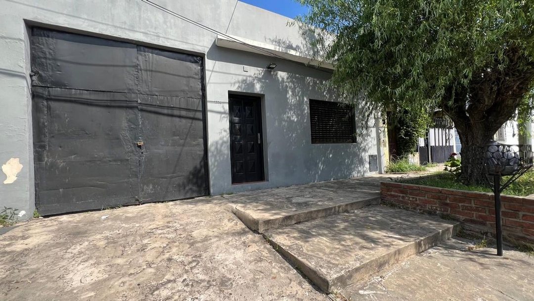 CASA EN VENTA 4 AMB. CON TERRENO y GALPÓN