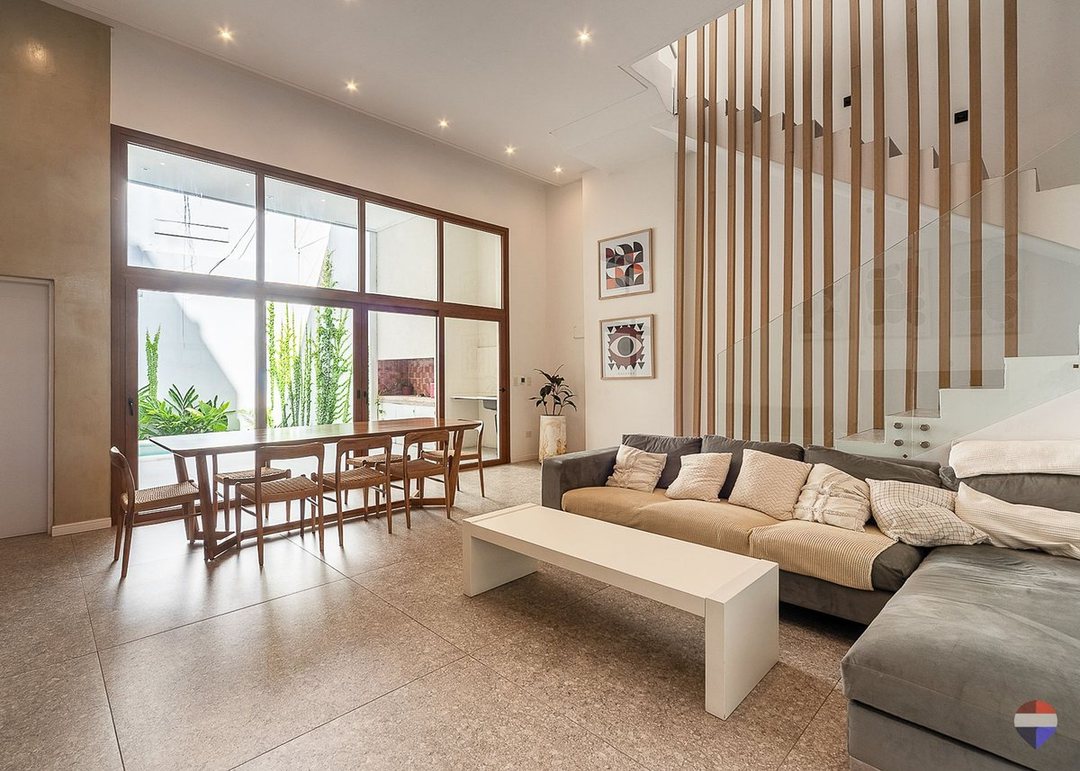 VENTA CASA 5 AMB 4 SUITE COCHERA DOBLE PILETA
