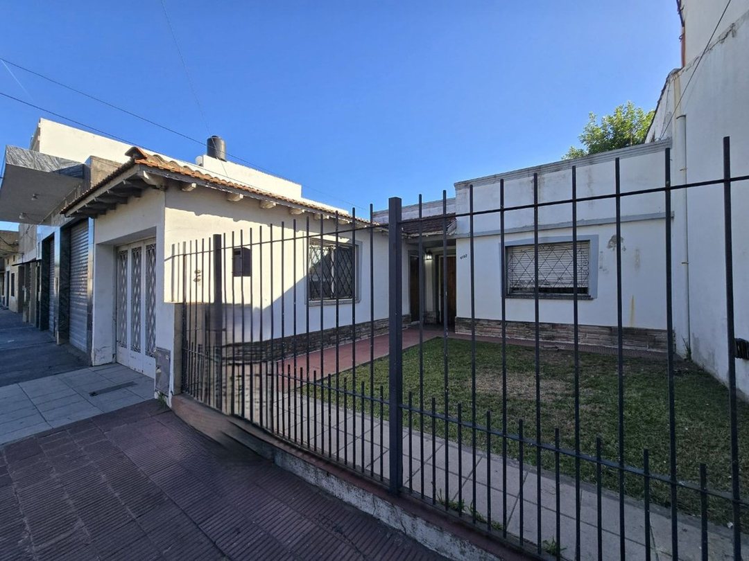 CASA 5 AMBIENTES EN VENTA EN LANUS COCHERA
