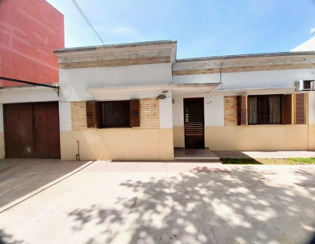 VENTA CASA 4 AMB CON PATIO Y COCHERA QUILMES