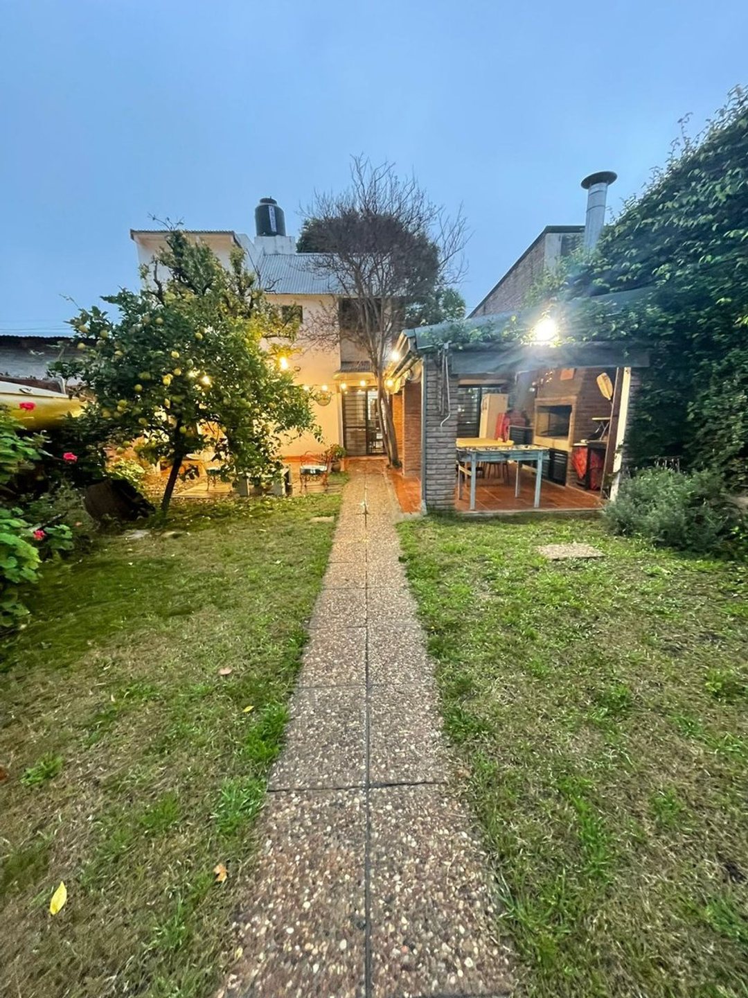 CASA EN VENTA TRES DORMI, QUINCHO Y PILETA