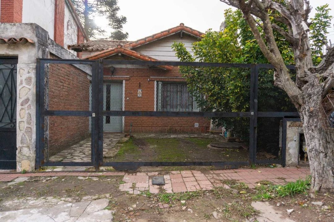 Casa 4 amb. con lote propio y gran fondo - Quilmes