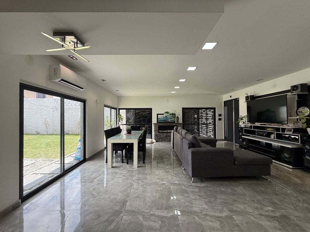 CASA EN VENTA 2 AMBIENTES CON PILETA EN GLEW