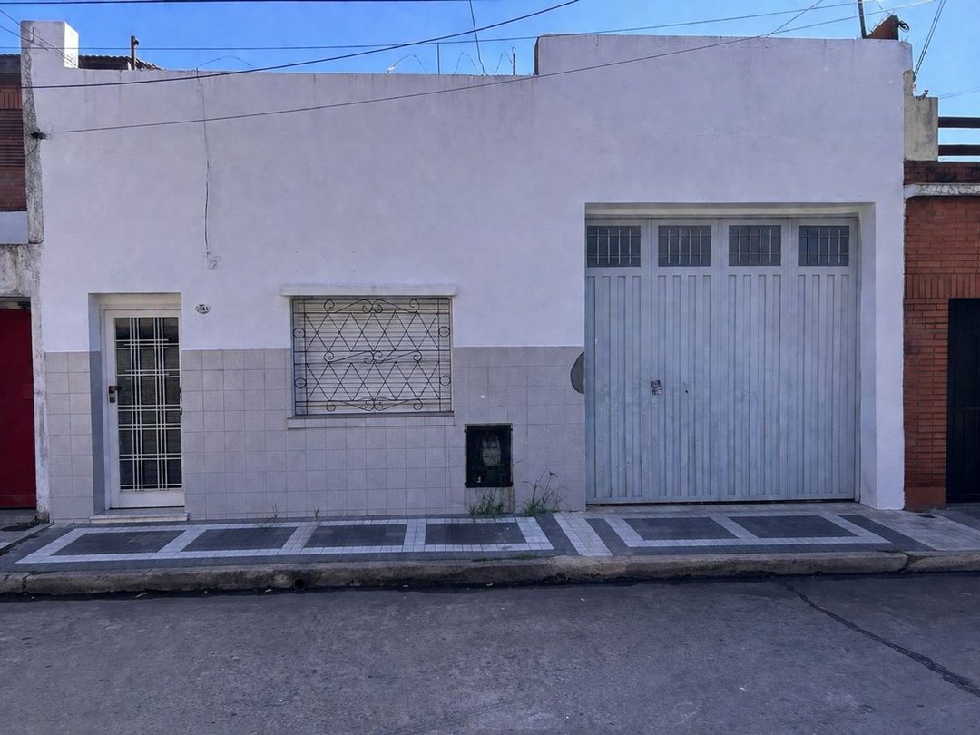 CASA DE 3 AMBIENTES EN GERLI CON GALPON DE 120M2