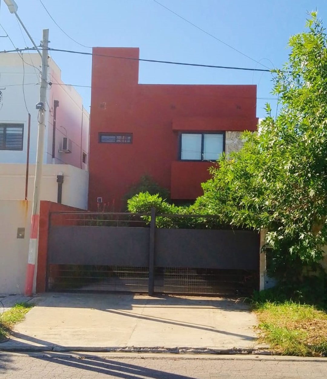 Casa en Venta 3 dormitorios, patio y cochera en LP