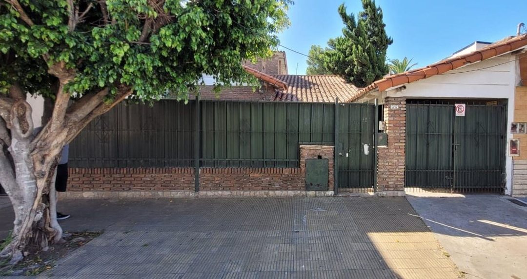 VENTA RAMOS MEJIA DOS CASAS MAS DEPOSITO EN FONDO