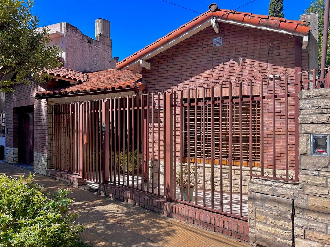 Casa 4 amb en venta - San Andrés - Patio y cochera
