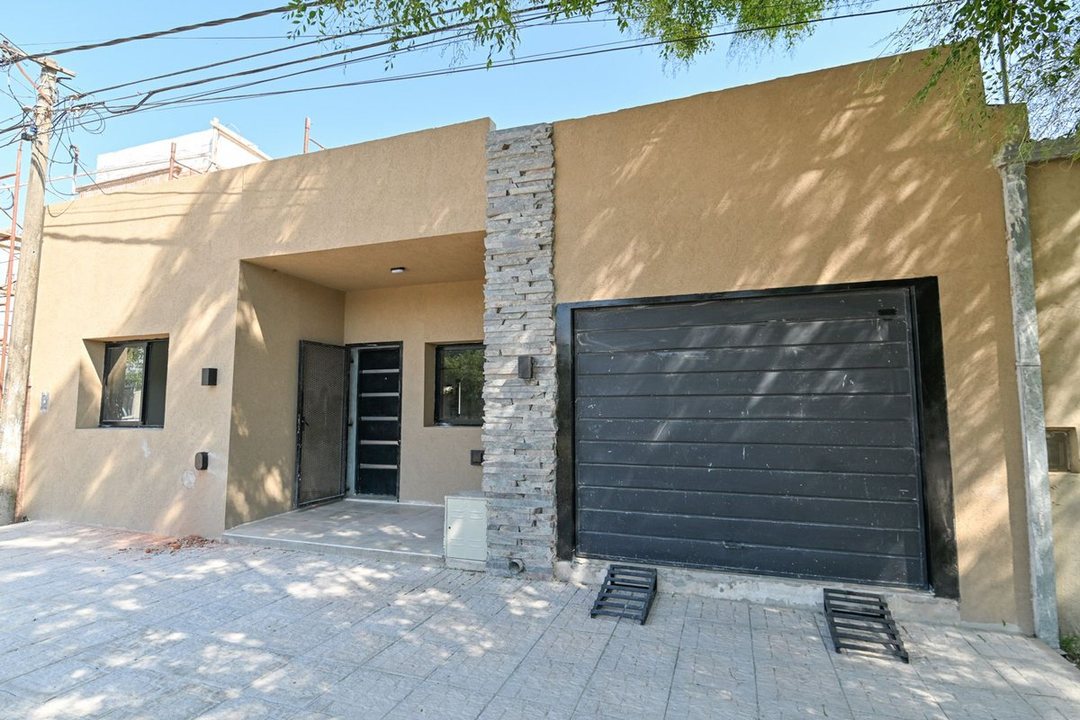 CASA  2 DORMITORIOS COCHERA y GRAN TERRENO