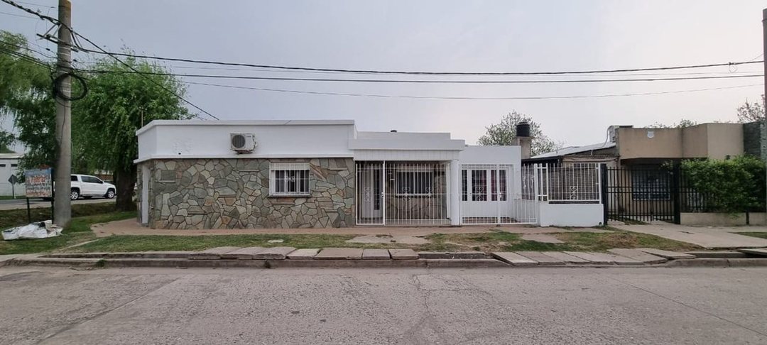 Venta casa 3 dormi sobre ruta 9 en esquina roldan