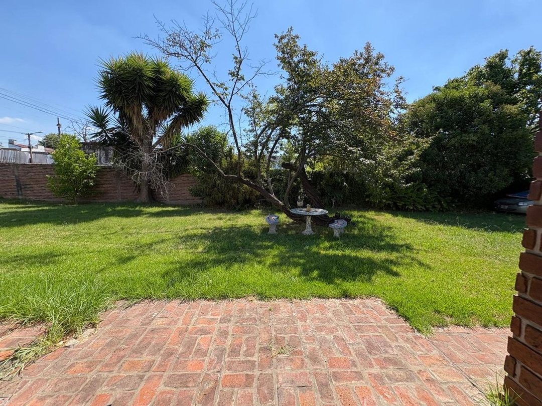 CASA 3 AMB EN VENTA CON PARQUE EN FCIO VARELA