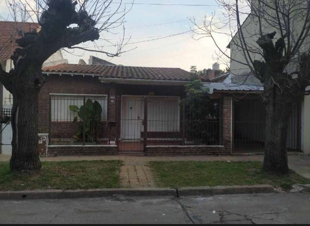 Venta Casa con depto en Hurlingham apta crédito