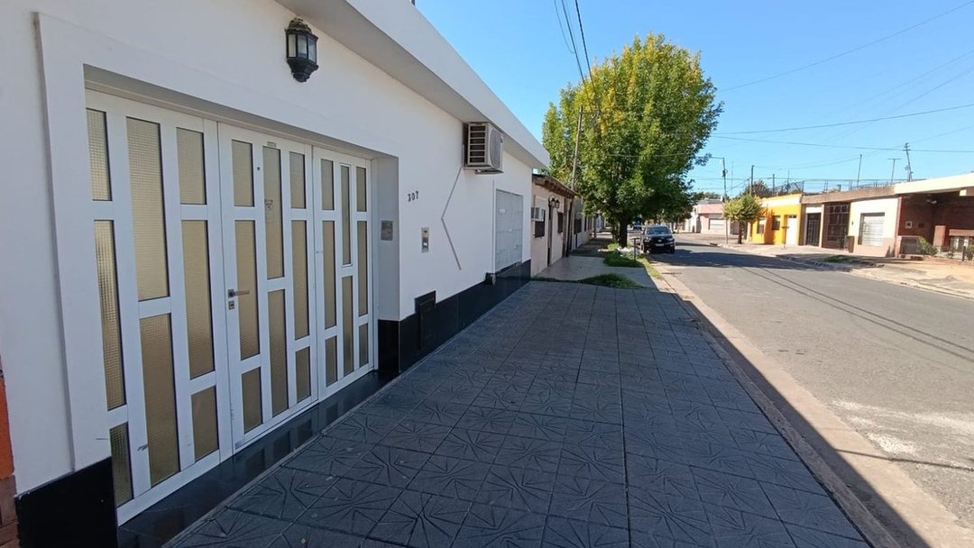 Vendo Amplia Casa. 4 habitaciones, garage y jardín