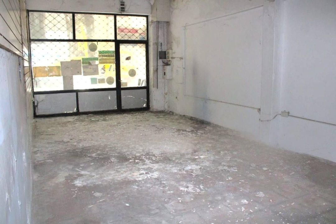 LOCAL CON ENTRA DE GARAGE y 2 PISOS