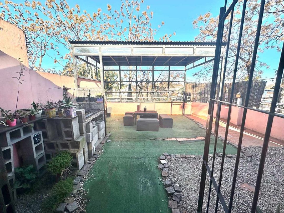 VENTA HERMOSO PH EN VILLA BALLESTER SIN EXPENSAS