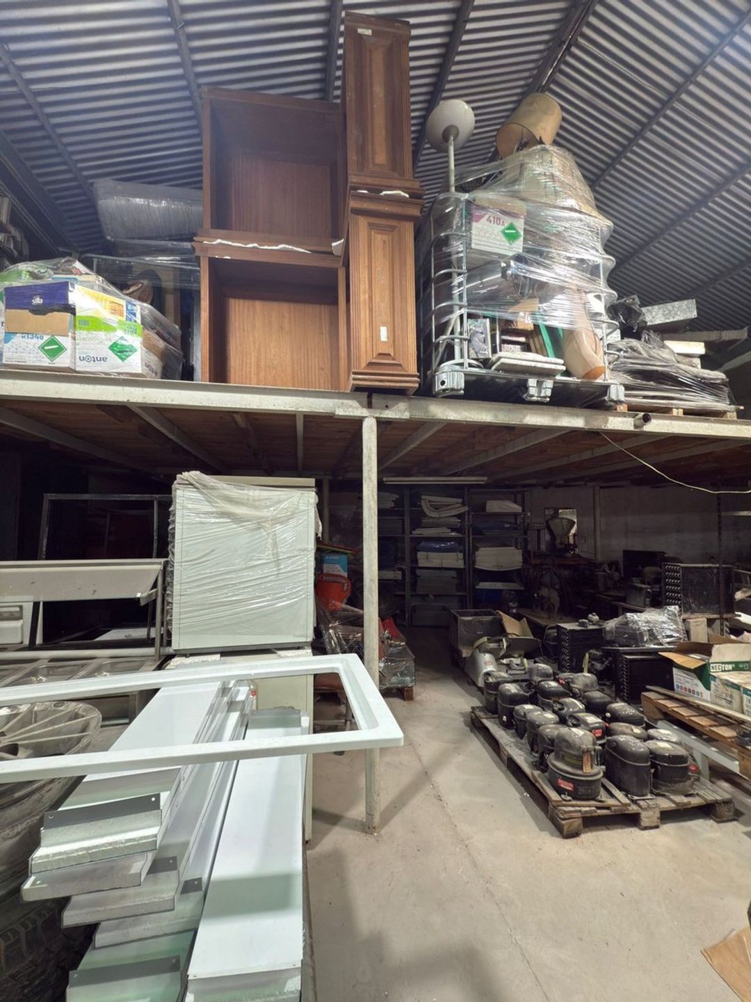 VENTA DEPOSITO/ GALPON 200 M2 CASEROS