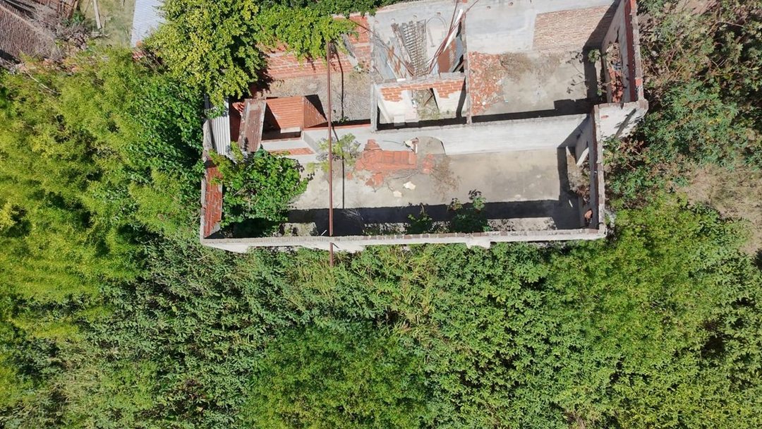 LOTE CON CONSTRUCIÓN A TERMINAR, GRAN UBICACIÓN