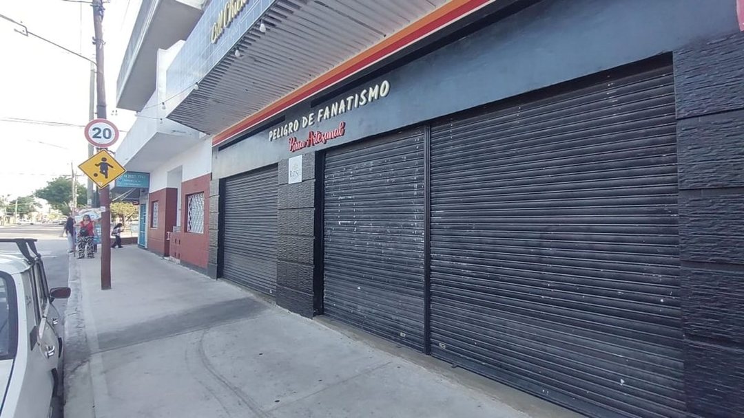 VENTA EN BLOCK 2 LOCALES + 4 PH DE 2 AMB C/U