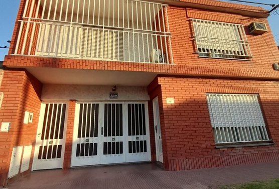 Venta casa 3 dormitorios c/cochera - Apta Credito