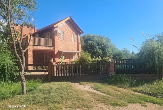 Complejo con 2 Duplex y Pileta - Carpintería SL