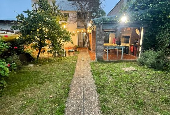 CASA EN VENTA TRES DORMI, QUINCHO Y PILETA