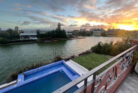 VENTA CASA NUEVO QUILMES 8 AMBIENTES A LA LAGUNA