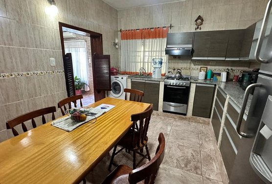 CASA EN VENTA 4 AMB. + DEPTO.  EN HURLINGHAM