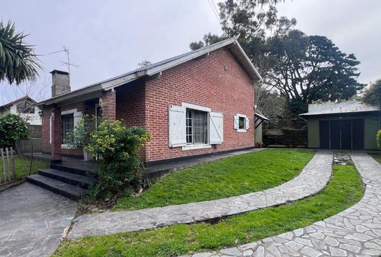 Venta casa 3 ambientes Acantilados con Parque