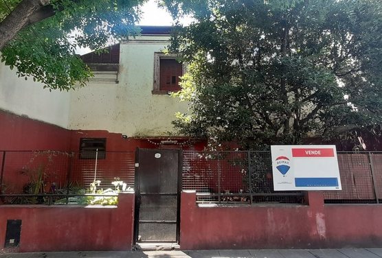 Venta casa con patio a reciclar o terreno Liniers.
