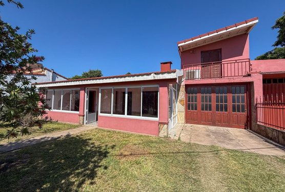 Casa 8 ambientes en venta zona Ruta 12 y Newbery.