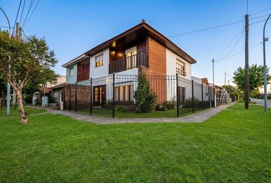 VENTA CASA EN PH– CON COCHERA, PATIO Y PARRILLA.