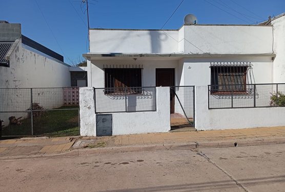 VENTA CASA 3 AMBIENTES + DEPTO 2 AMB BELLA VISTA