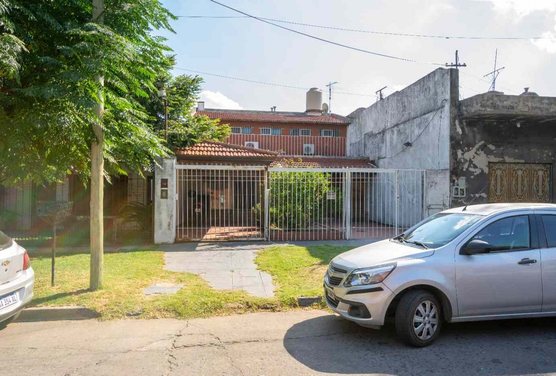 Casa multifamiliar con cochera y segunda vivienda