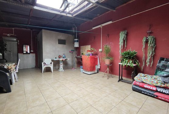 Venta Casa Pompeya con cochera y patio .