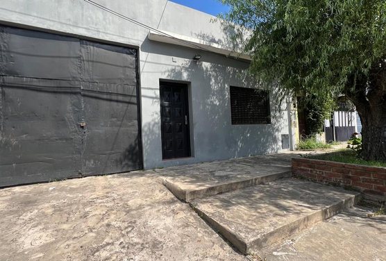 CASA EN VENTA 4 AMB. CON TERRENO y GALPÓN