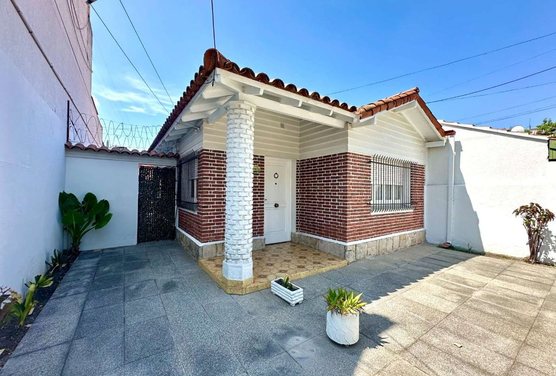 VENTA CASA 3 AMBIENTES CON JARDIN QUILMES