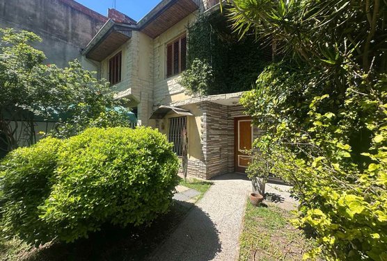 CASA EN VENTA 6 AMB JARDIN TERRAZA Y GARAGE