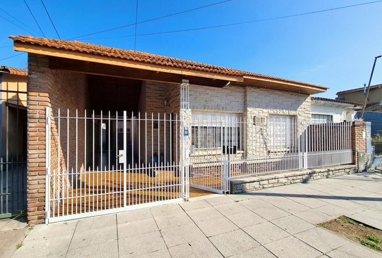VENTA CASA 3 AMB QUILMES /Parque, Quincho, Cochera