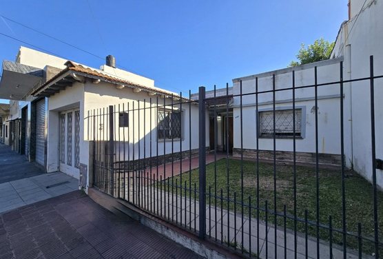 CASA 5 AMBIENTES EN VENTA EN LANUS COCHERA