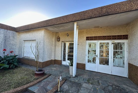 VENTA CASA 2 DORMITORIOS + DPTO 1 DORMITORIO 6 AMB