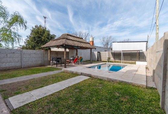 VENTA - CASA 2 DORMITORIOS + GALPON, ROLDAN
