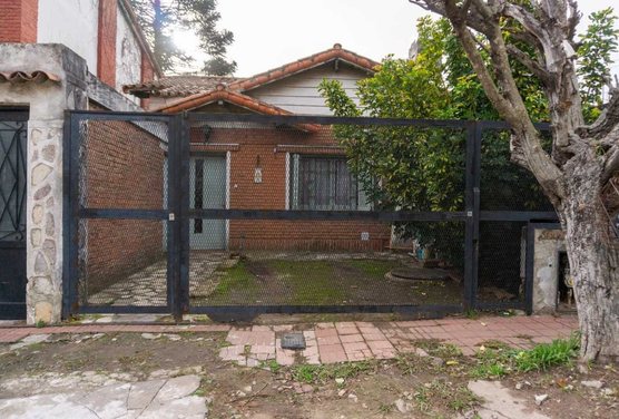 Casa 4 amb. con lote propio y gran fondo - Quilmes